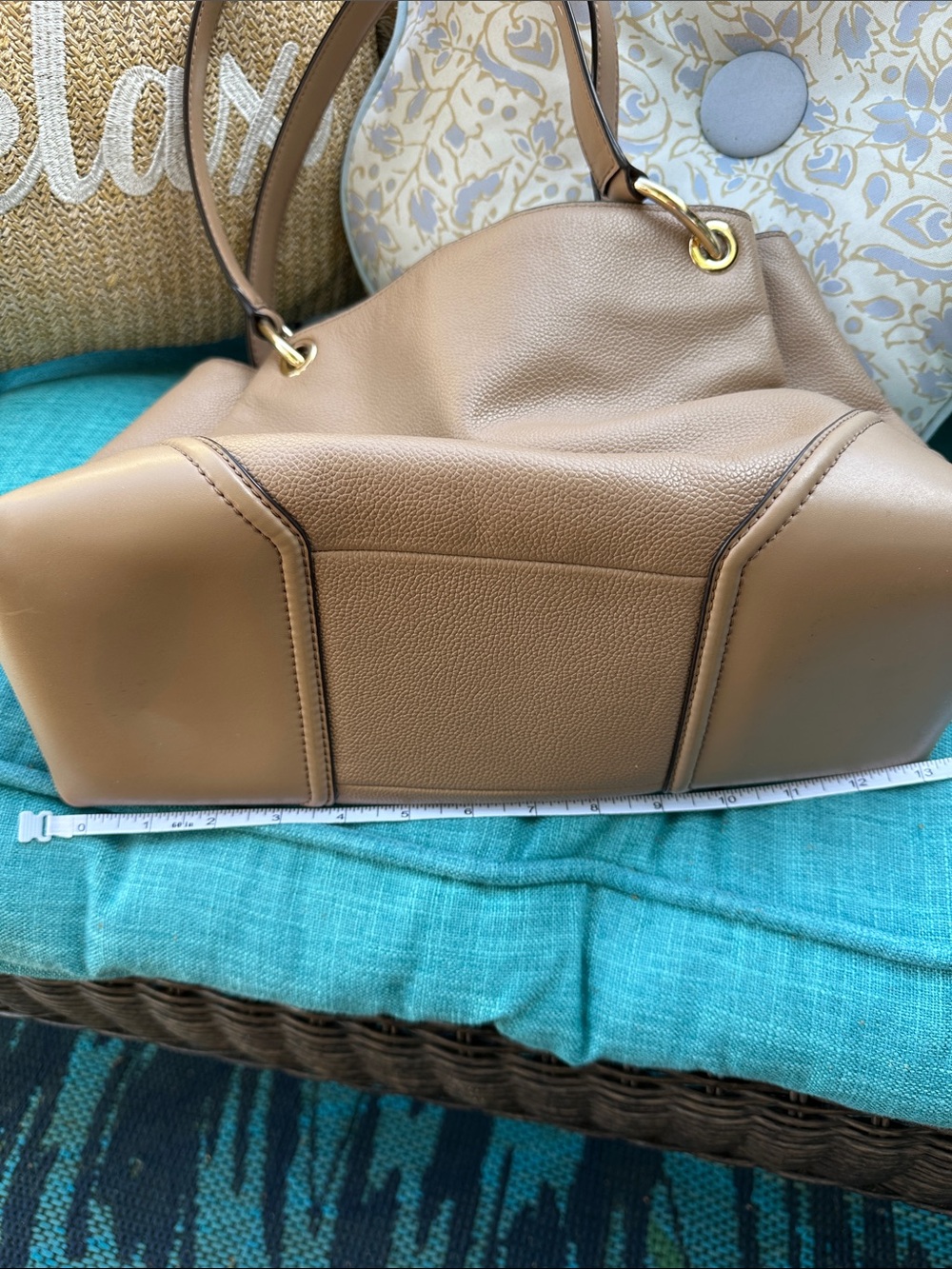 Michael Kors Caramel Brown Leather Shoulder Bag with Gold Accents - Picture 5 of 8